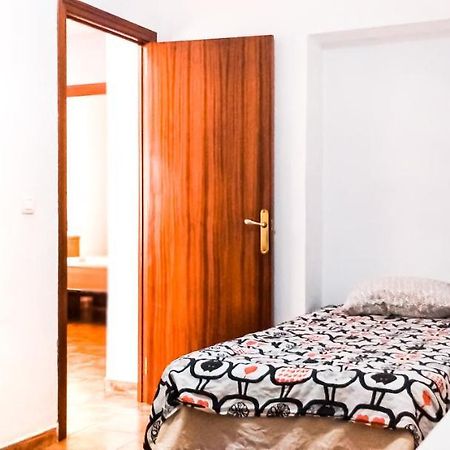 Room In Malaga Center, Homestay "Window To Road" - Habitacion En Apartamento, Ventana A La Careterra! Eksteriør bilde